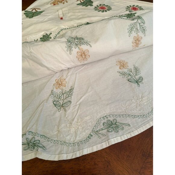 "Bonne Annee" Embroidered Tablecloth White ~72" Round No Tags No ID - Picture 5 of 5